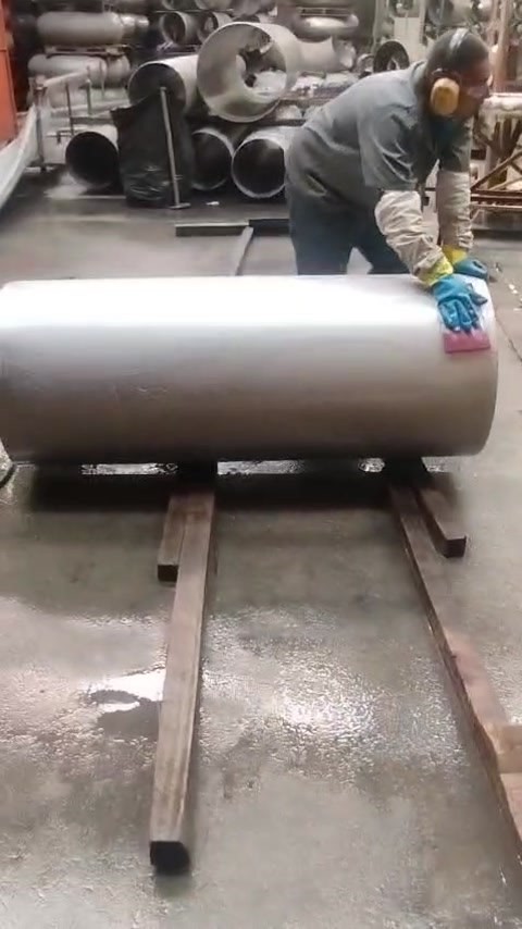 Operador com EPI aplicando manualmente